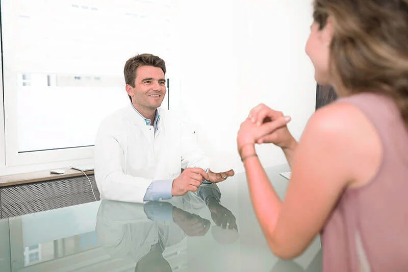 Prof. Dr. Radu erklärt einer Patientin die Eigenschaften eines kohäsiven Silikongel-Implantats